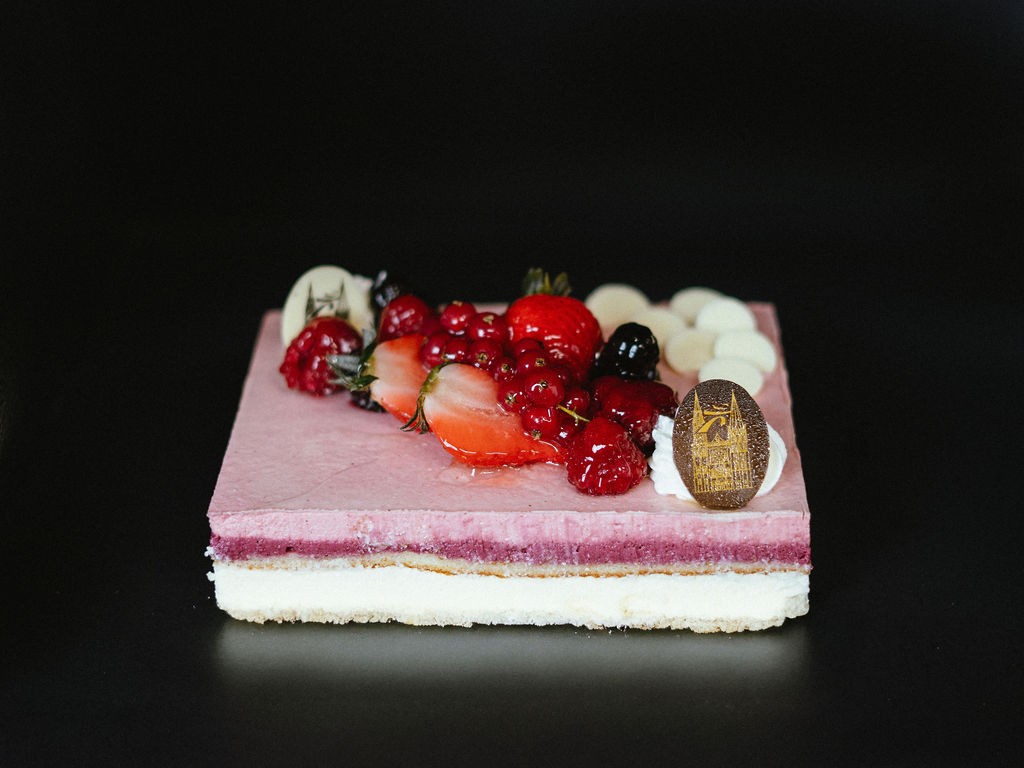 Gâteau aux Fruits Rouges et Chocolat Blanc : L'Harmonie Parfaite de Saveurs Fruitées et Crémeuses