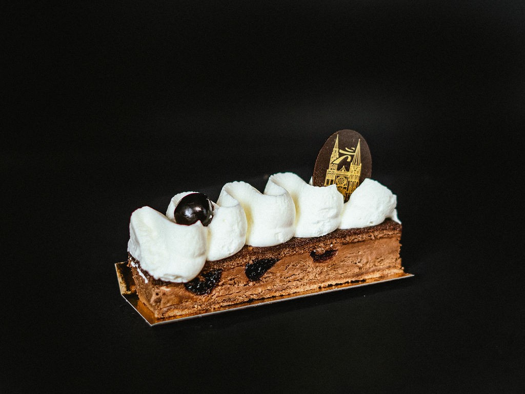 Gâteau Forêt Noire : L'Indémodable Délice aux Cerises et Chantilly