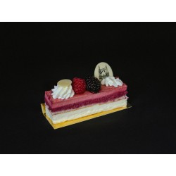 Gâteau aux Fruits Rouges et Chocolat Blanc : L'Harmonie Parfaite de Saveurs Fruitées et Crémeuses
