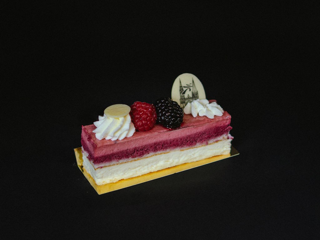 Gâteau aux Fruits Rouges et Chocolat Blanc : L'Harmonie Parfaite de Saveurs Fruitées et Crémeuses