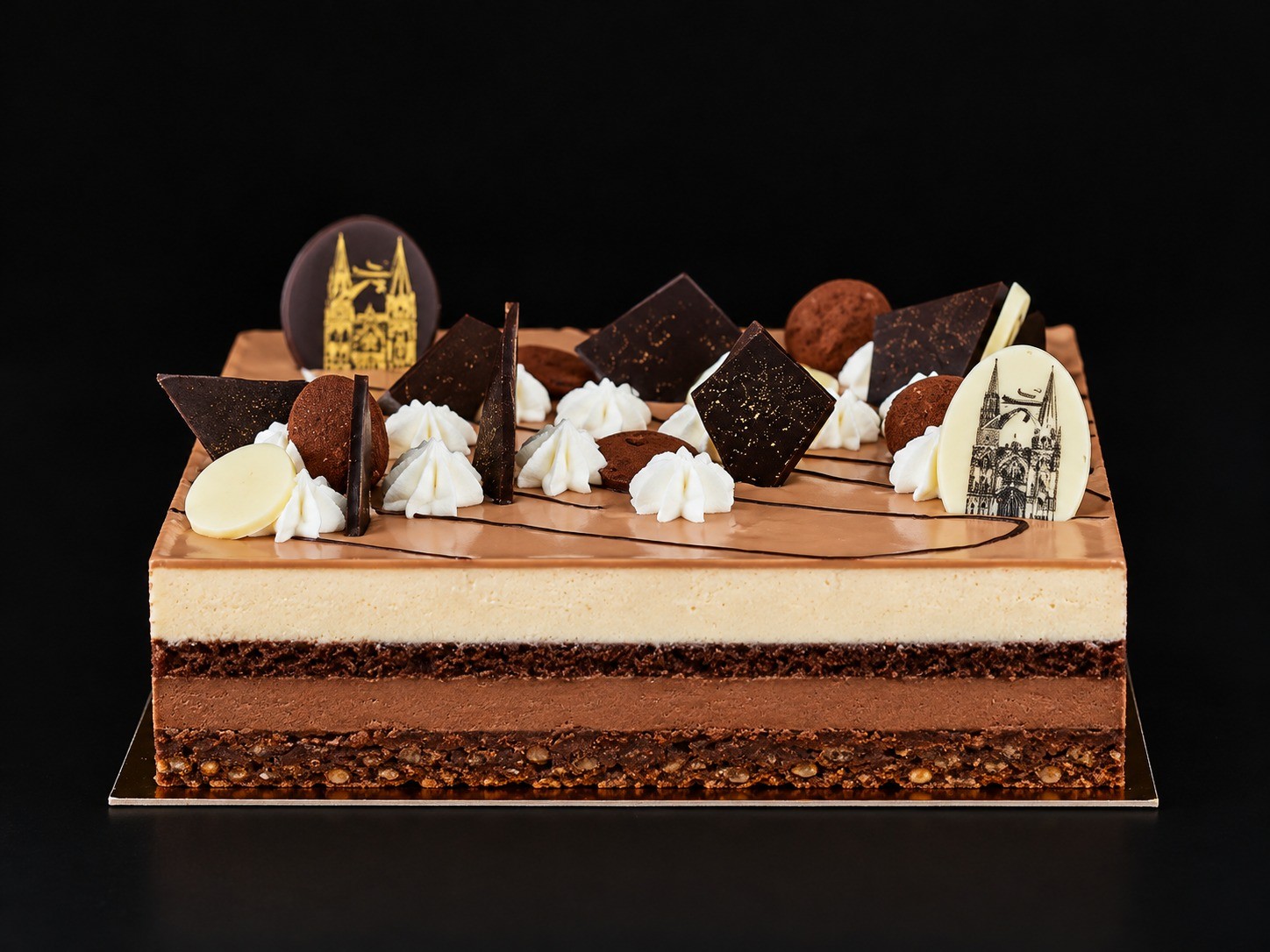 Gâteau 3 Chocolats : L'Indulgence Sucrée pour les Amateurs de Chocolat